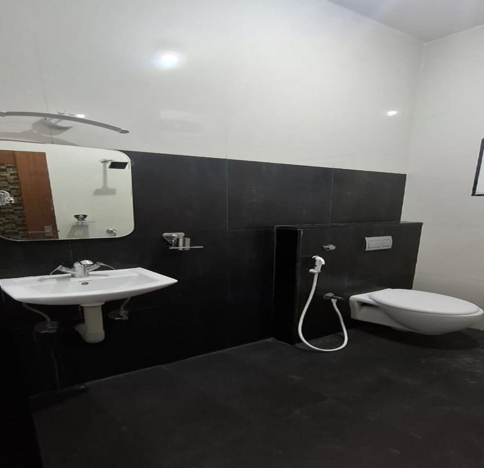 Deluxe Double Room | Bathroom | Shower, rainfall showerhead, free toiletries, towels