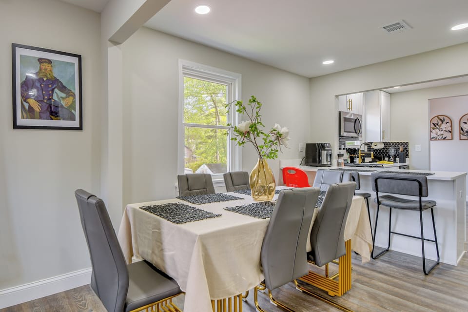 Dining Area | Dishware/Flatware Provided | 1st Floor
