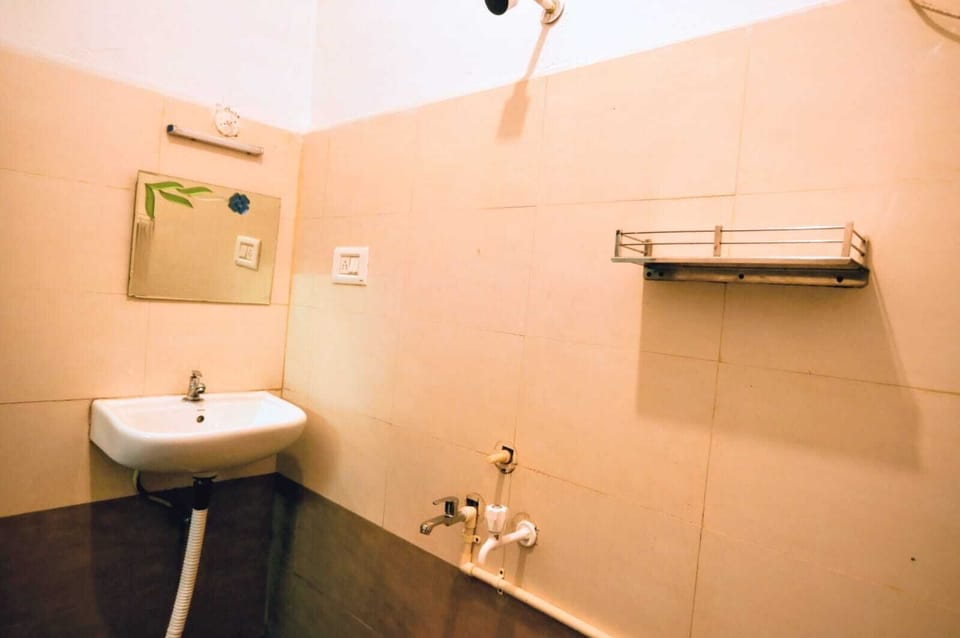 Standard Triple Room | Bathroom | Shower, free toiletries, hair dryer (on request), towels