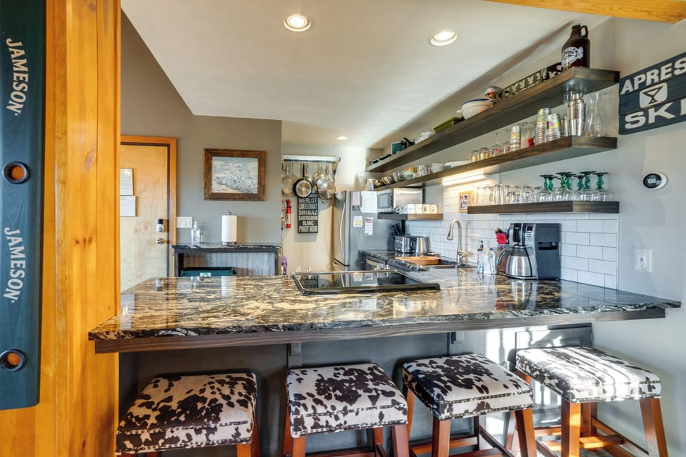 Breakfast Bar | Kitchen | 1st Floor