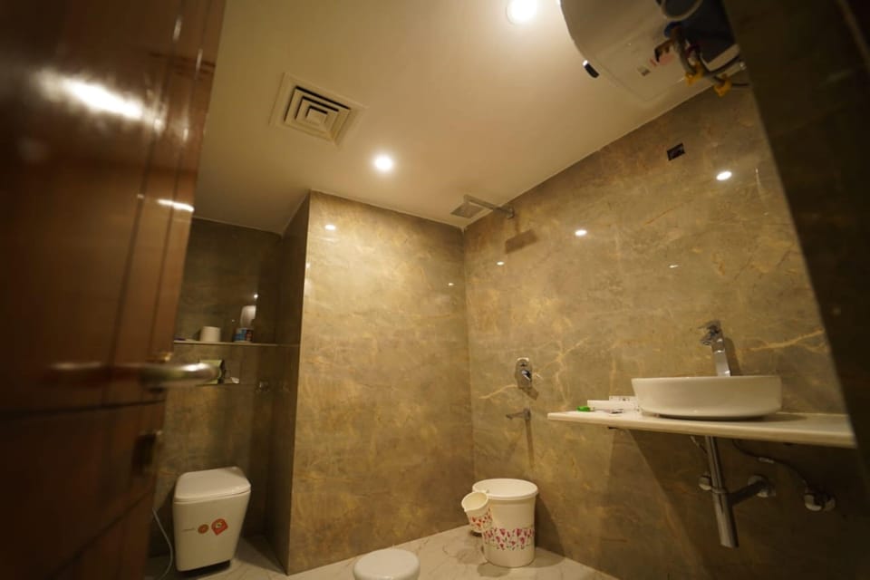 Shower, free toiletries, towels