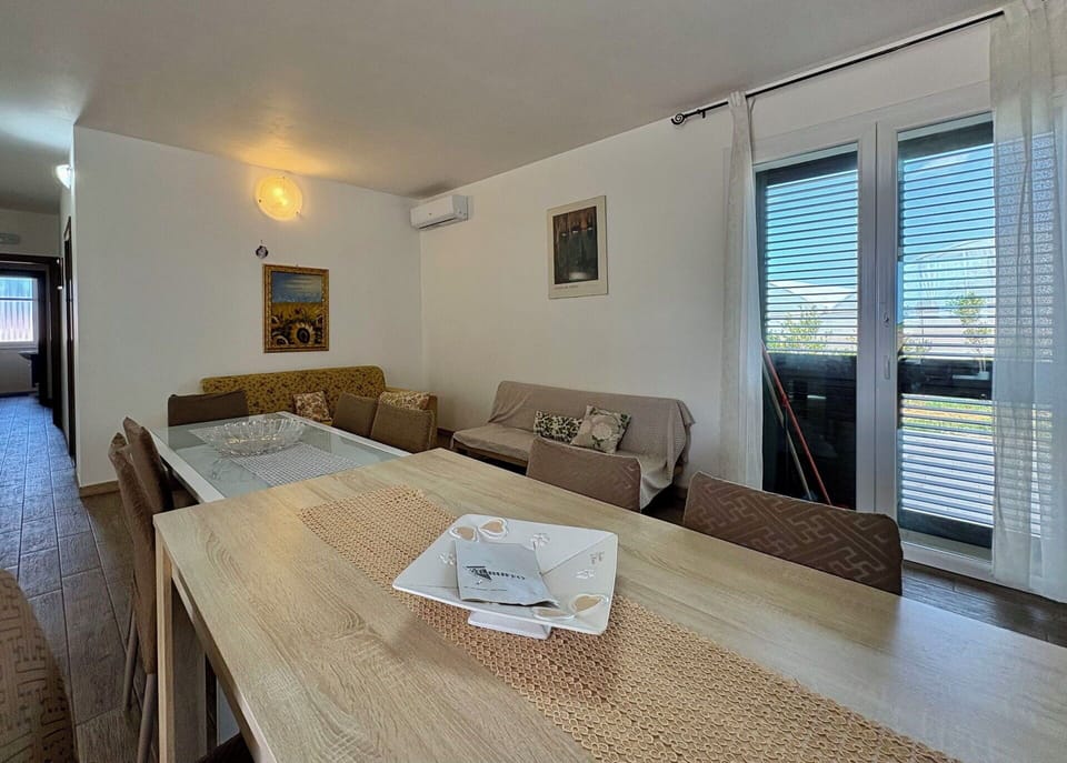 Autumn, Dining Room, Living Room, Spring, Summer