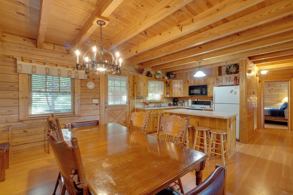 Dining Area | Dishware/Flatware Provided | Main Level