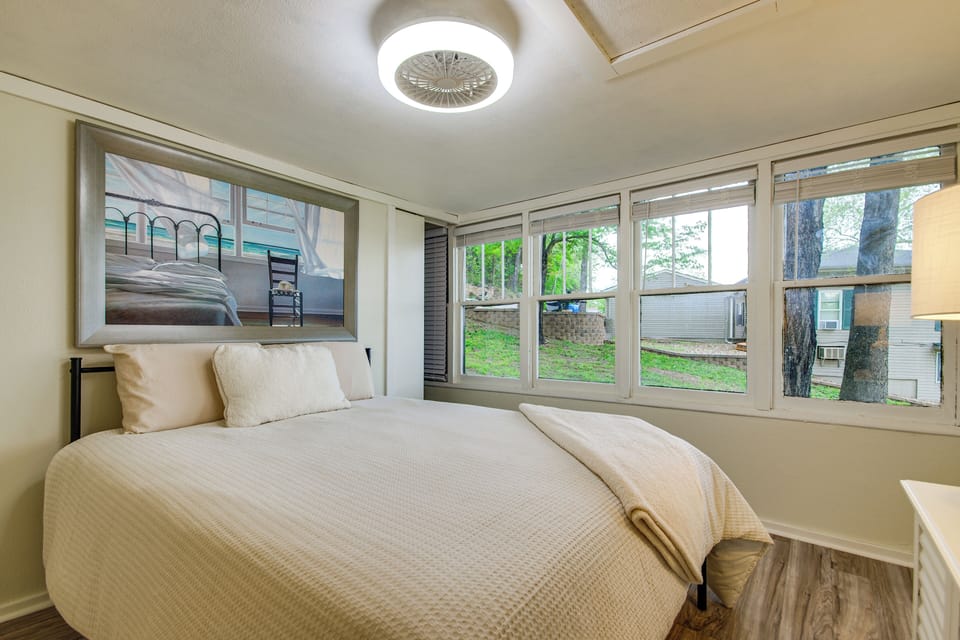 Bedroom | Queen Bed