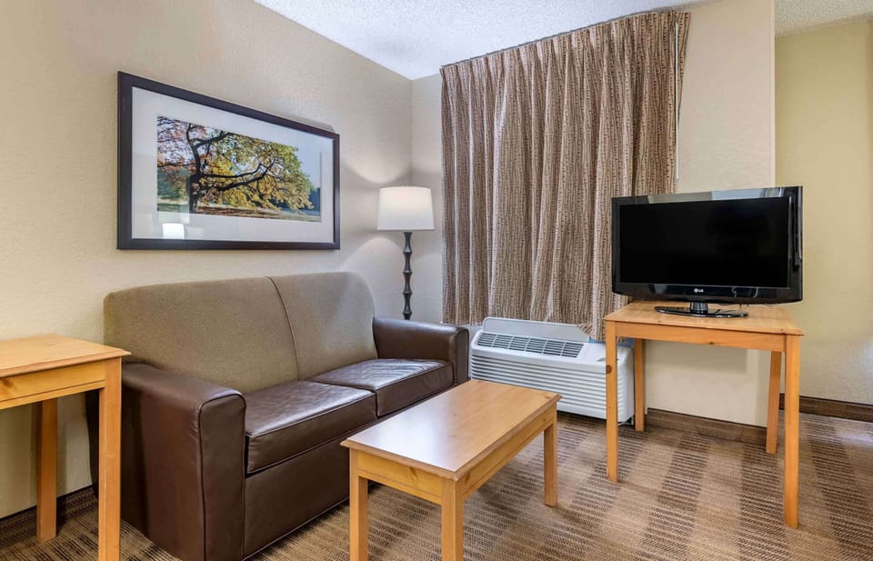 Deluxe Studio, 1 King Bed with Sofa bed, Non Smoking | Desk, blackout drapes, iron/ironing board, free WiFi