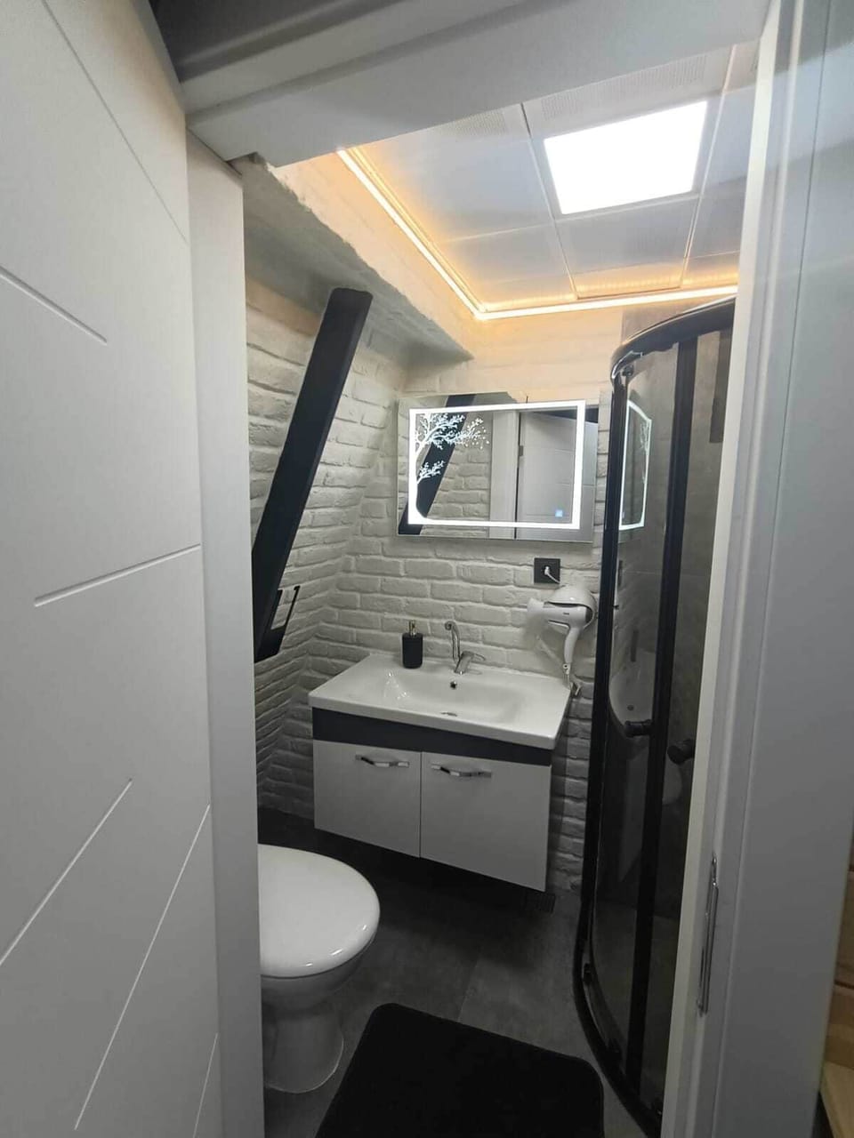 Deluxe Bungalow | Bathroom | Hair dryer, towels, soap, shampoo