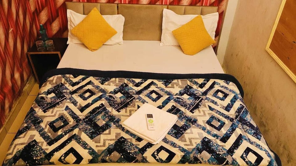 Hypo-allergenic bedding, desk, laptop workspace, free WiFi