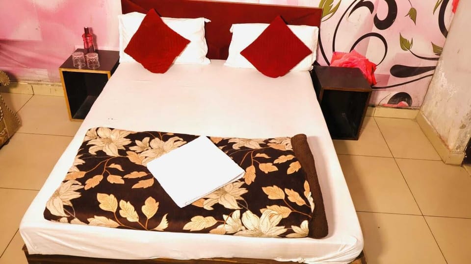 Hypo-allergenic bedding, desk, laptop workspace, free WiFi