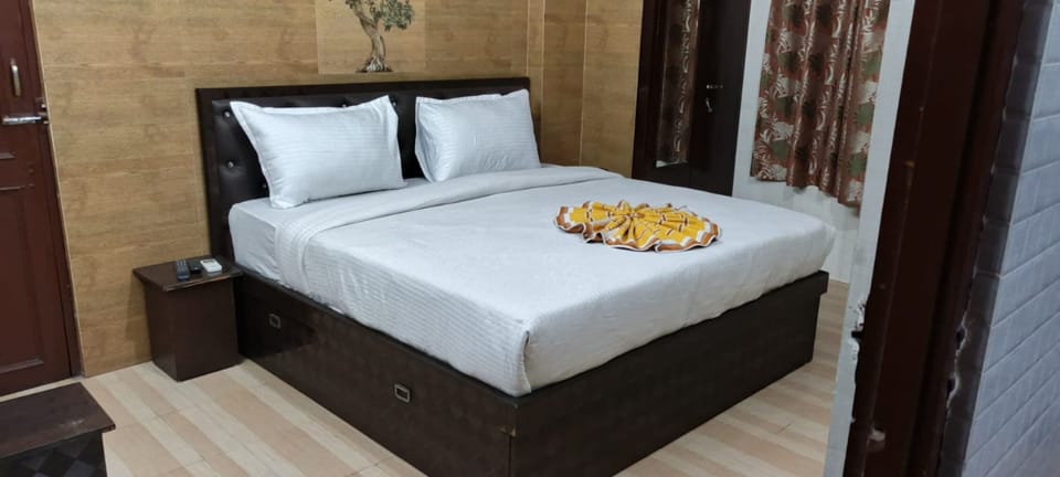 Signature Room, City View | Desk, laptop workspace, free WiFi, bed sheets