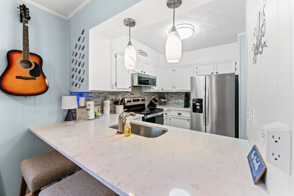 Breakfast bar w/ large counter top