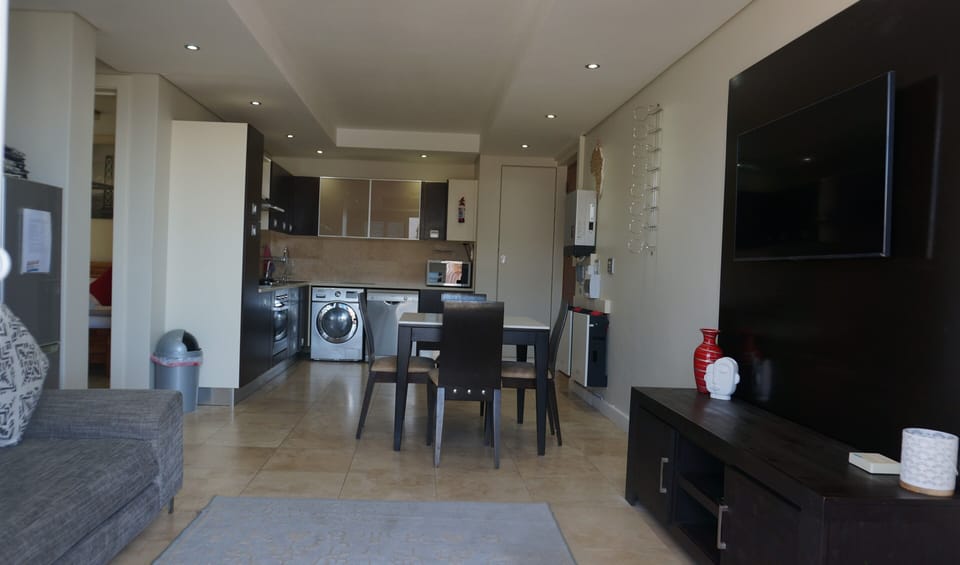 Apartment, 2 Bedrooms, Balcony | Living room | Flat-screen TV, books