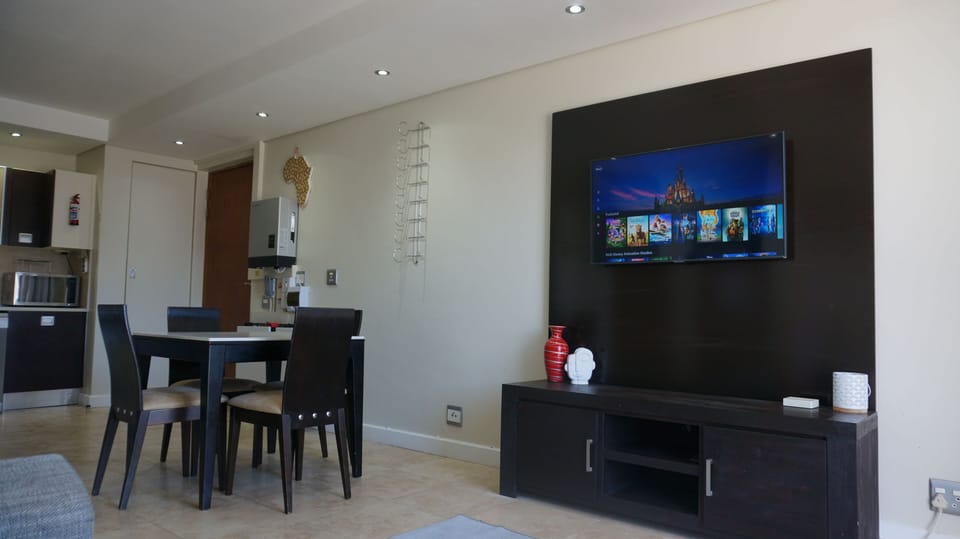Apartment, 2 Bedrooms, Balcony | Living room | Flat-screen TV, books