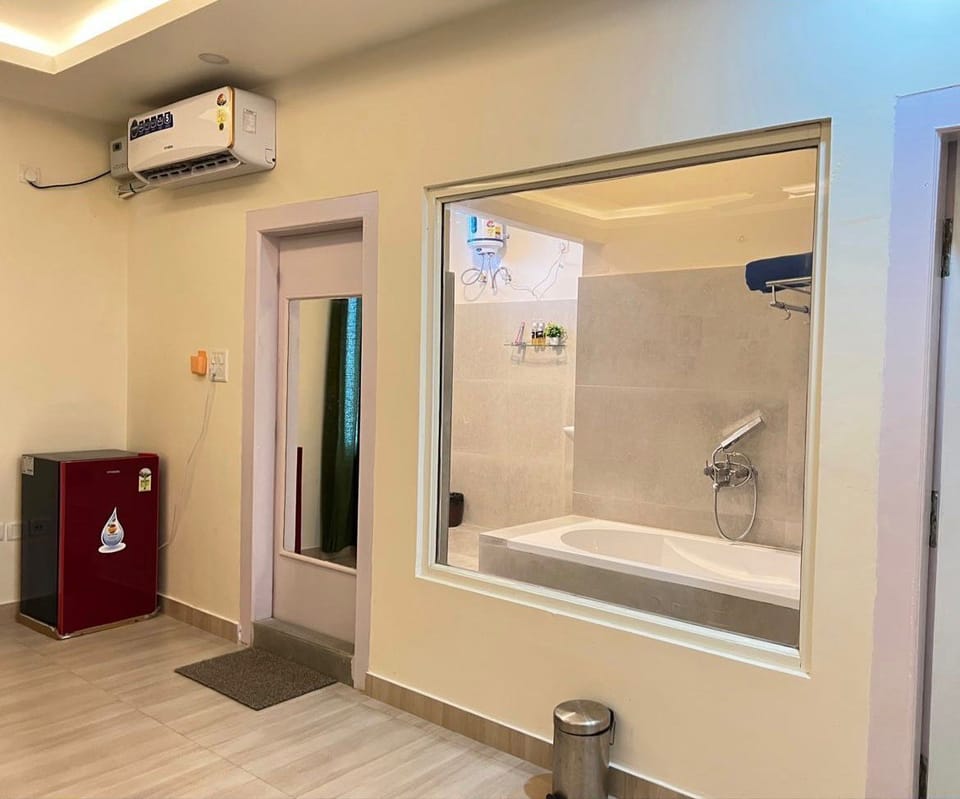 Luxury Suite, Balcony, City View | Bathroom | Towels, soap, shampoo, toilet paper