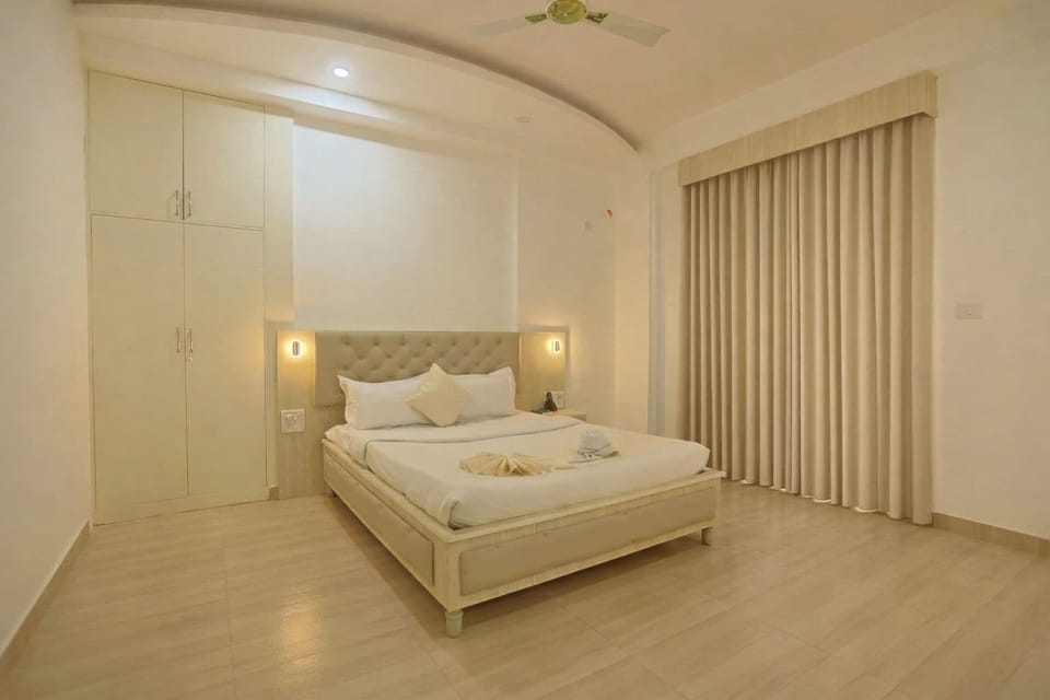 Luxury Suite, Balcony, City View | Desk, laptop workspace, iron/ironing board, WiFi (free)