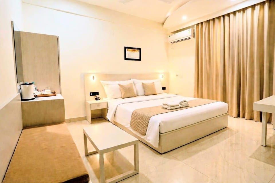 Deluxe Double Room, City View | Desk, laptop workspace, iron/ironing board, WiFi (free)