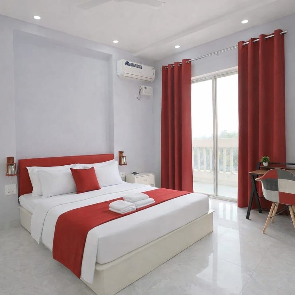 Luxury Suite, Balcony, City View | Desk, laptop workspace, iron/ironing board, WiFi (free)