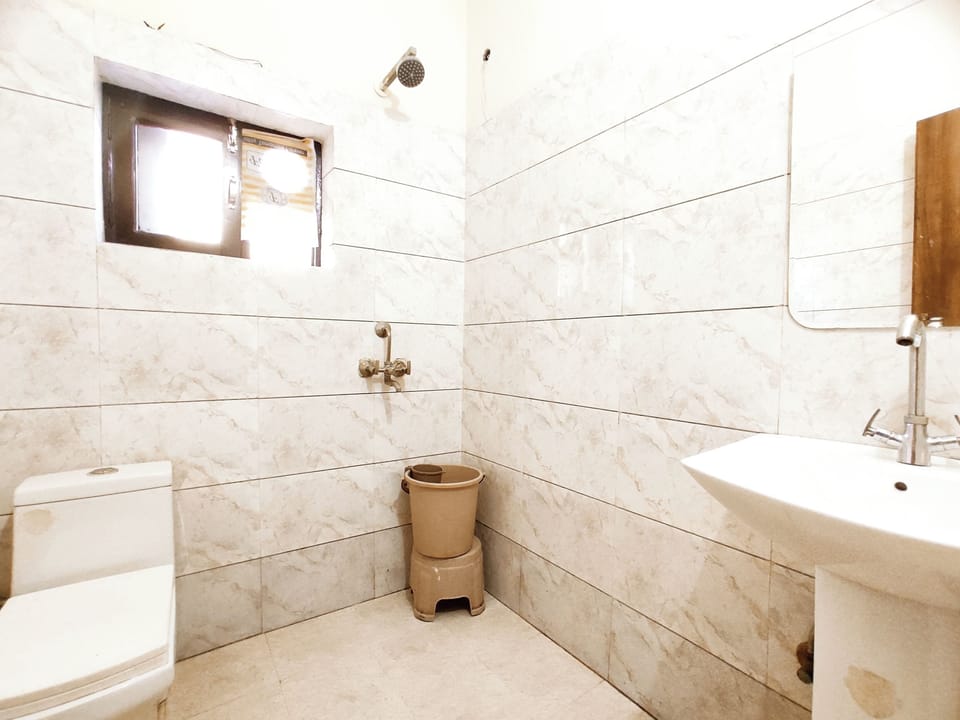 Basic Double Room | Bathroom | Free toiletries, towels, soap, shampoo