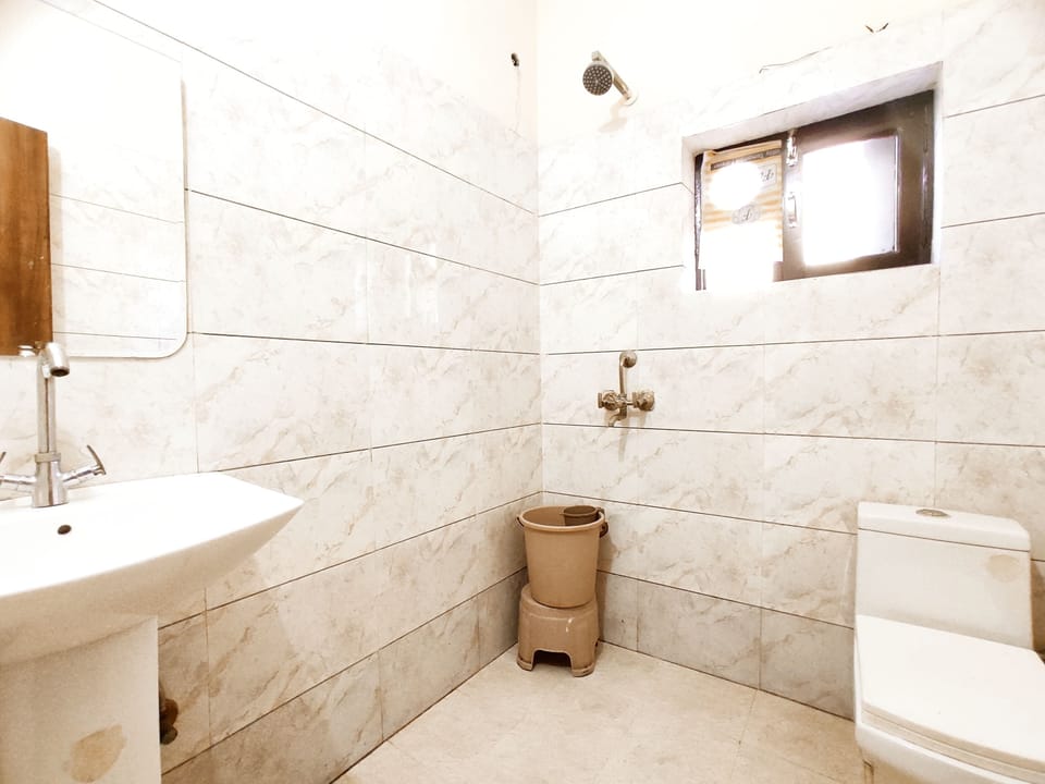 Basic Double Room | Bathroom | Free toiletries, towels, soap, shampoo
