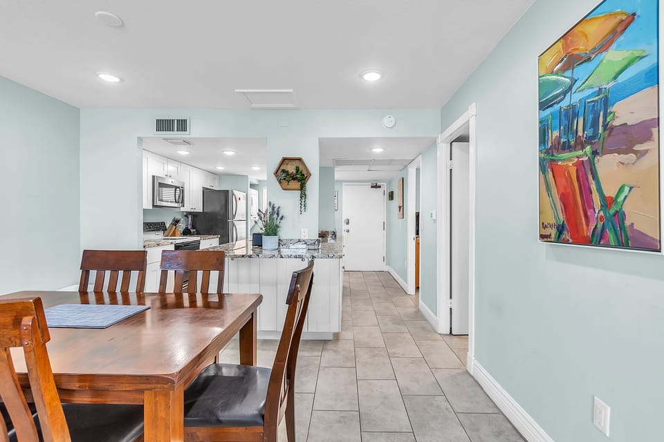 Dining/Kitchen Area