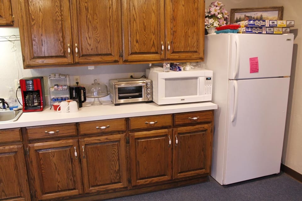 Fridge, coffee/tea maker