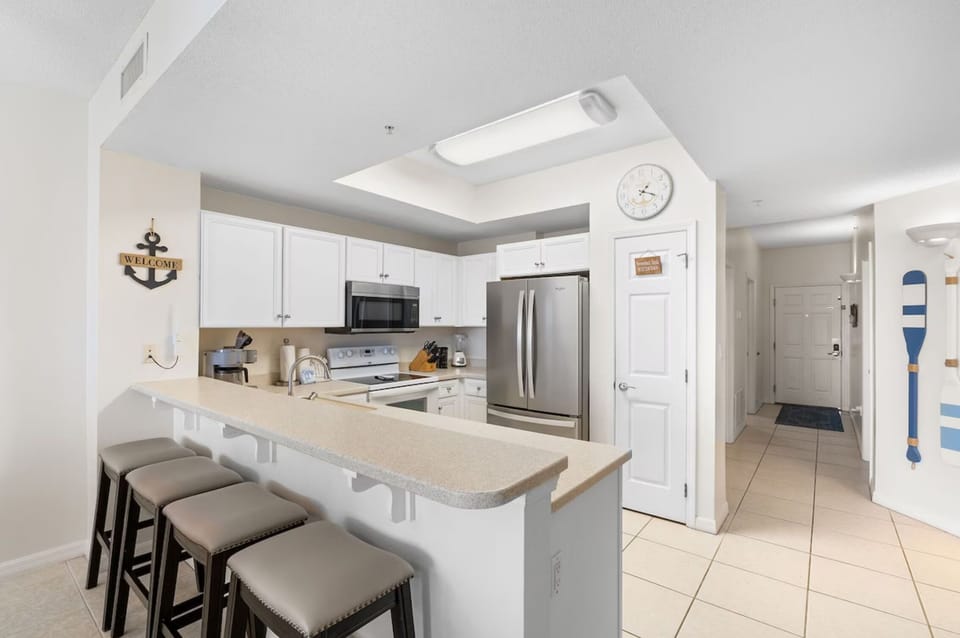 Eat-in kitchen bar seating