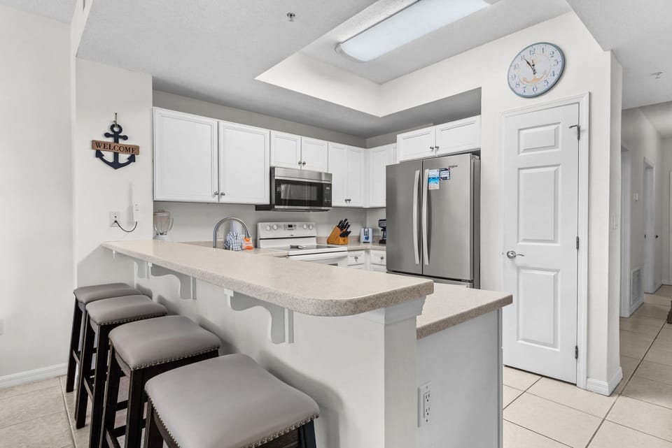 Eat-in kitchen bar seating