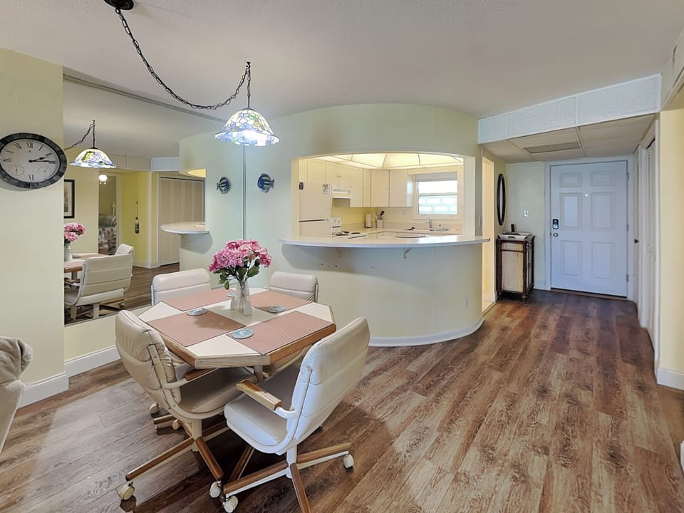 Dining Area - Seating for 4