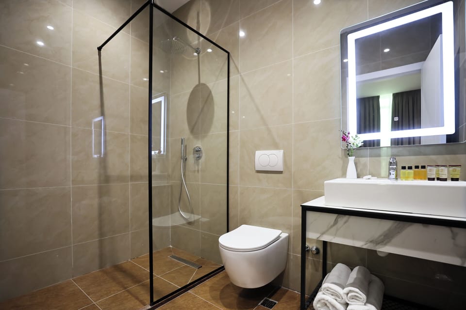 Junior Suite, Courtyard View | Bathroom | Free toiletries, hair dryer, towels, soap