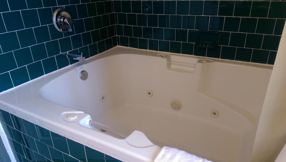 Combined shower/tub, hair dryer, towels