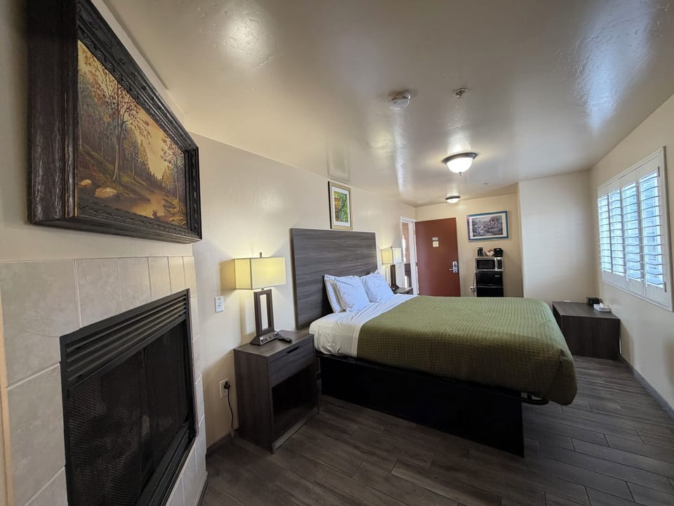 Standard Room, 1 King Bed, Jetted Tub | Iron/ironing board, free WiFi, bed sheets