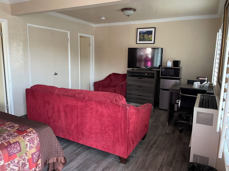 Family Room (3 Queen Beds) | Iron/ironing board, free WiFi, bed sheets