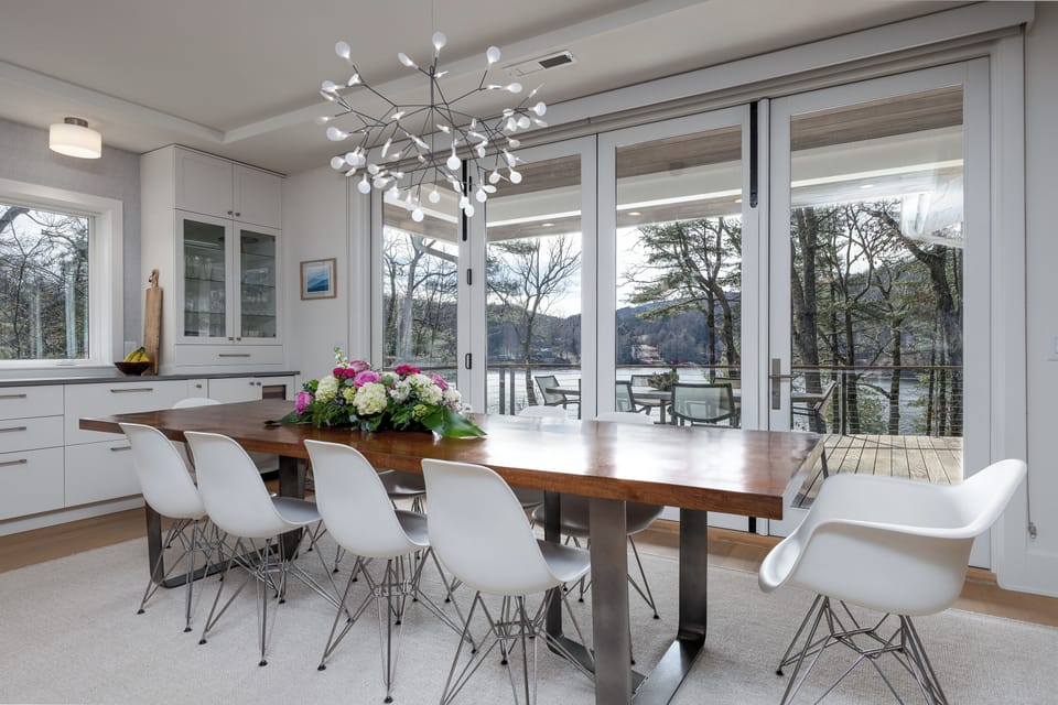 Lakeview dining in mountain modern style