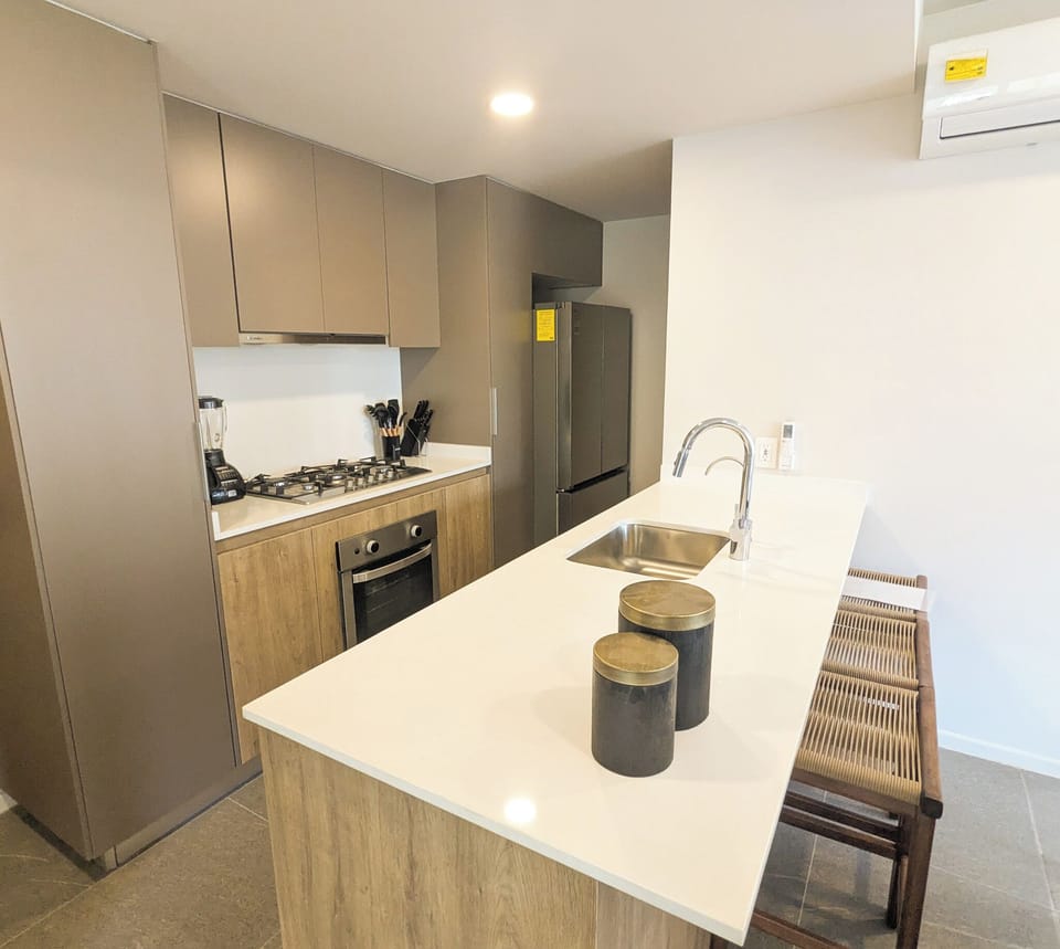 Full-size fridge, microwave, oven, cookware/dishes/utensils