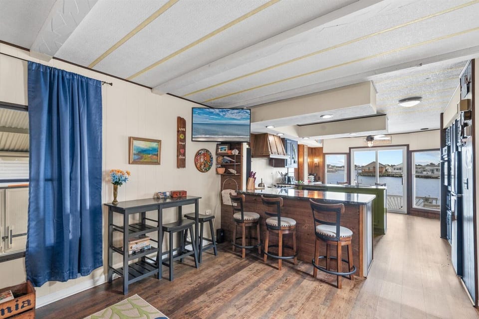 Enjoy breakfast with the whole family in the kitchenette, outlooking the beautiful bay view.