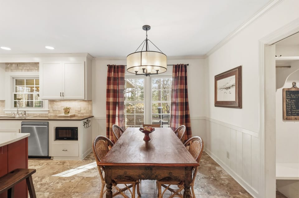 Breakfast area beside the kitchen, perfect for morning coffee
