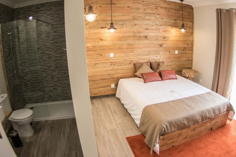 Suite, Park View | Bathroom | Hair dryer, towels, shampoo, toilet paper