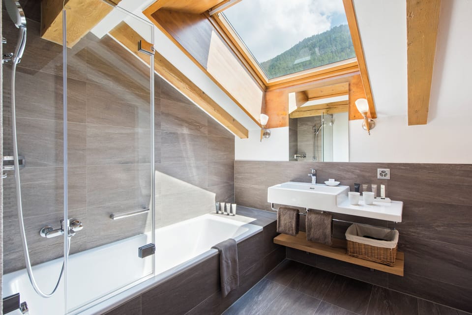 Alpine Matterhorn Suite | Bathroom | Combined shower/tub, free toiletries, hair dryer, slippers