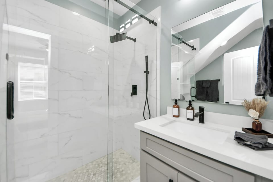 Full bath attached to 1st floor bedroom