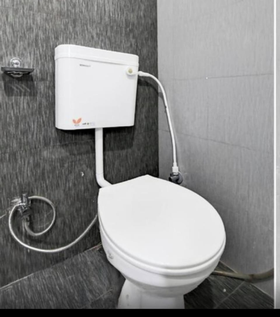 Deluxe Room | Bathroom | Shower, free toiletries, soap, shampoo