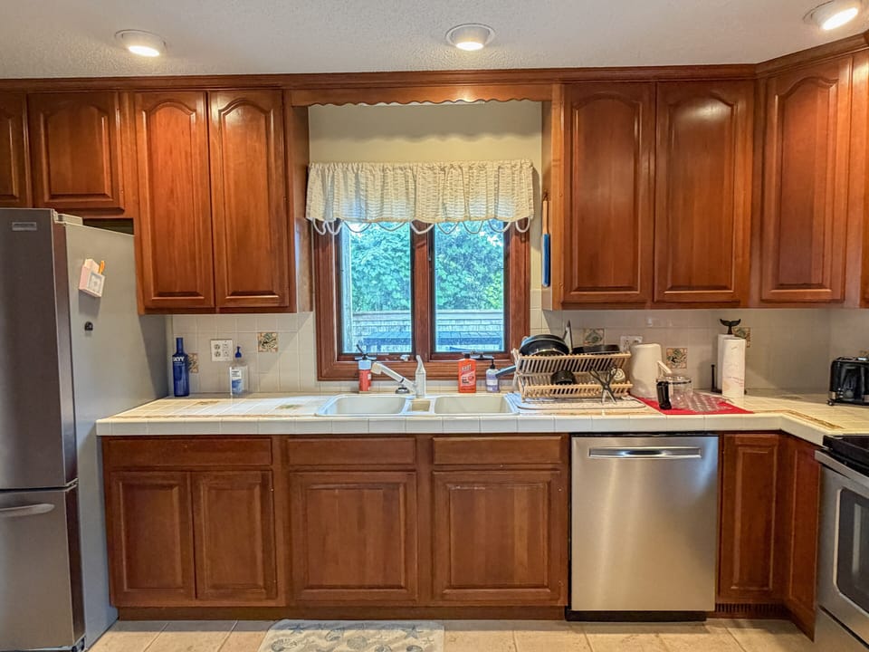 Kitchen (alternate view)