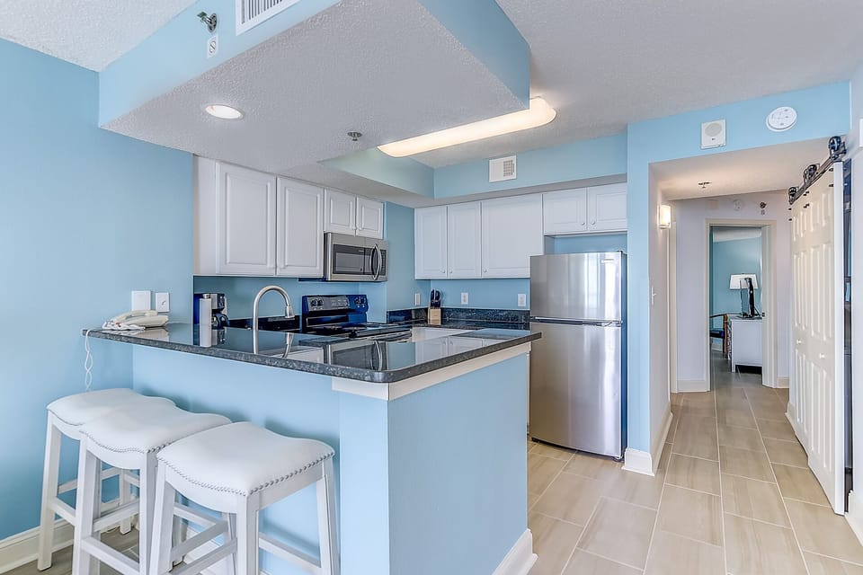 Fully equipped kitchen for easy meals and beach‑day snacks.