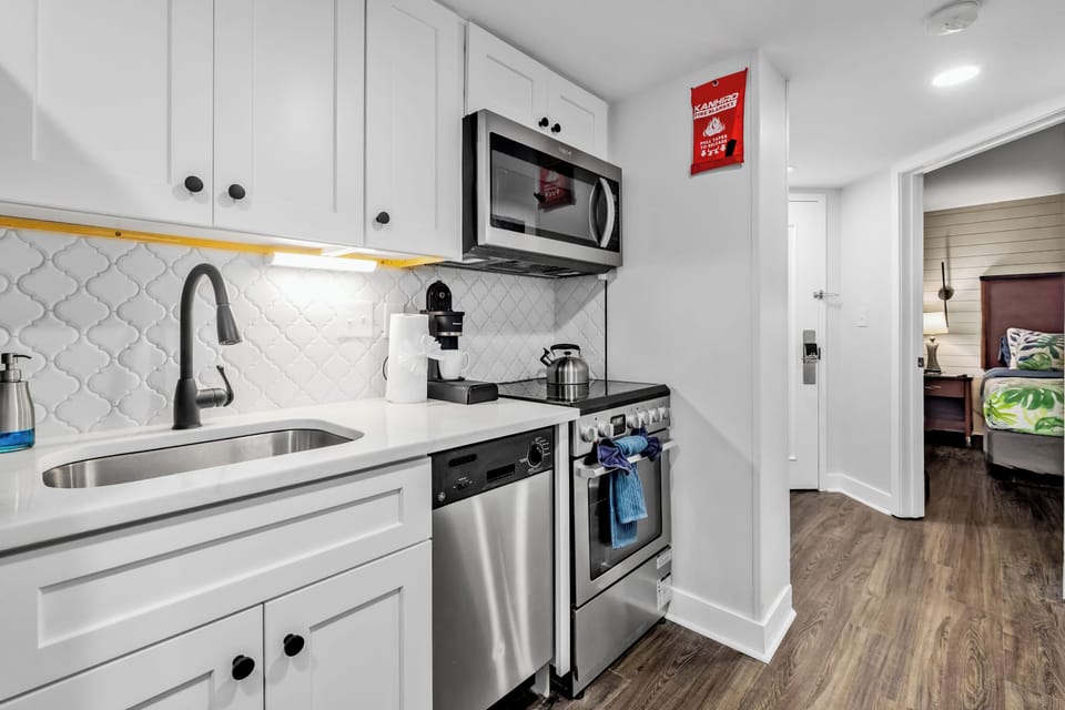 Fully equipped kitchen for easy meals and beach‑day snacks.