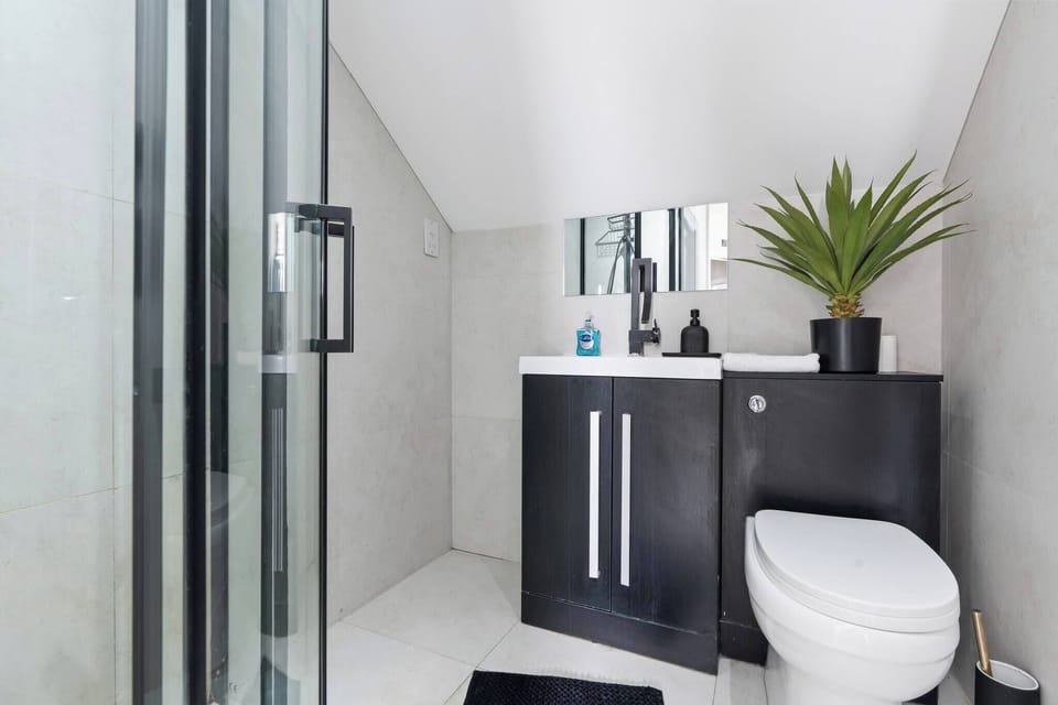 Luxury 2 Bed Penthouse With Views Over London With Free Parking Apartment in Uxbridge