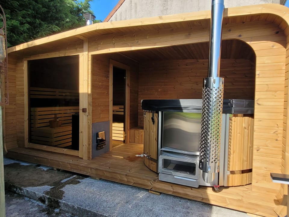 Outdoor spa tub