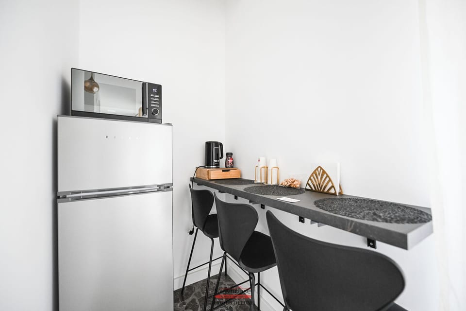 Deluxe Apartment, City View | Private kitchen