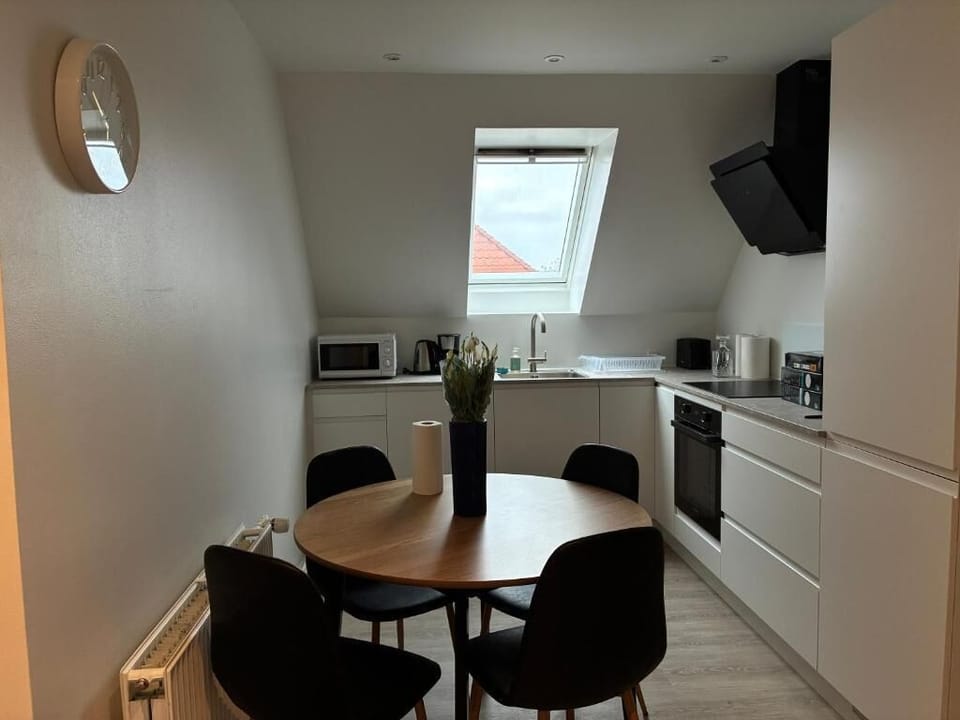 Apartment, 3 Bedrooms | Dining room