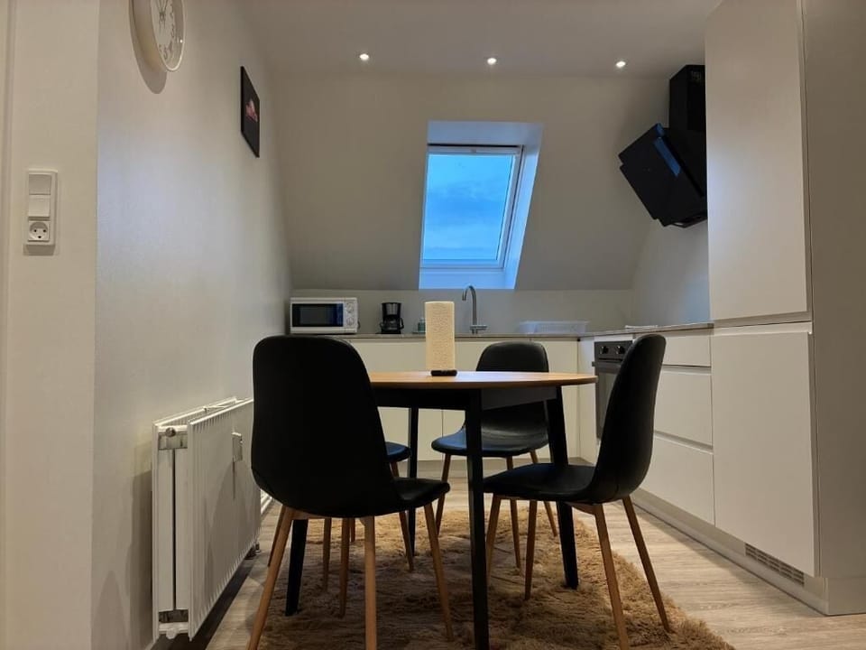 Apartment, 3 Bedrooms | Dining room