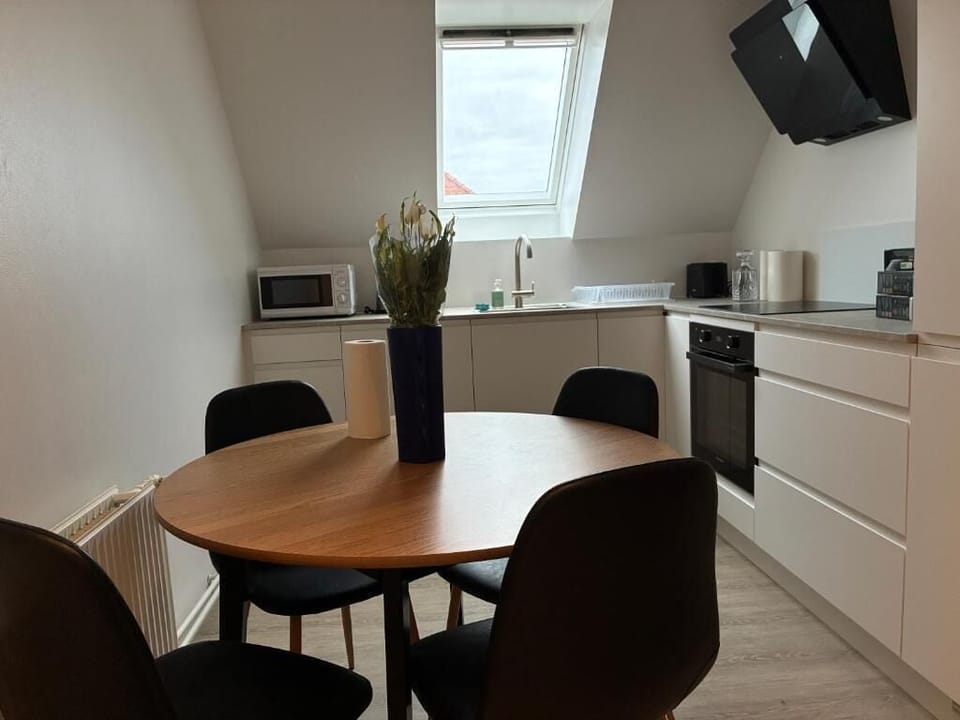 Apartment, 3 Bedrooms | Dining room