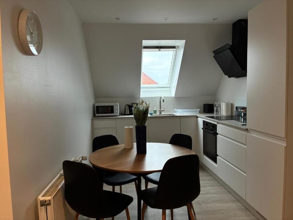 Apartment, 3 Bedrooms | Dining room