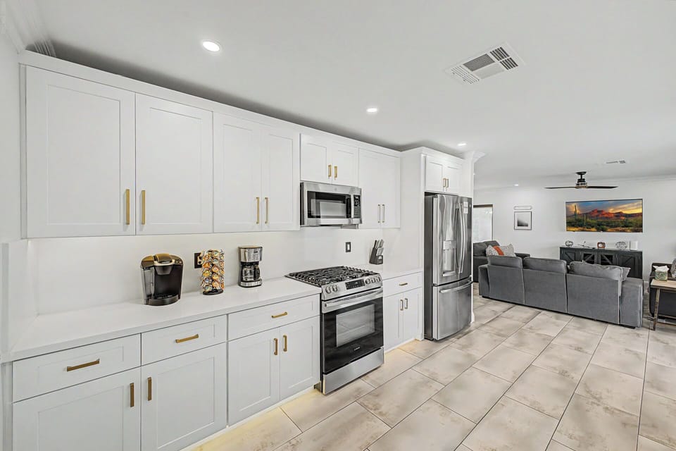     🍳 Fully equipped kitchen for home-cooked meals.